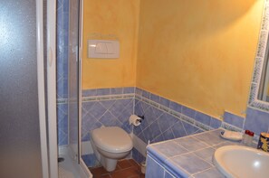Douche, sèche-cheveux, bidet, serviettes fournies