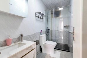 Haartrockner, Handtücher, Seife, Toilettenpapier