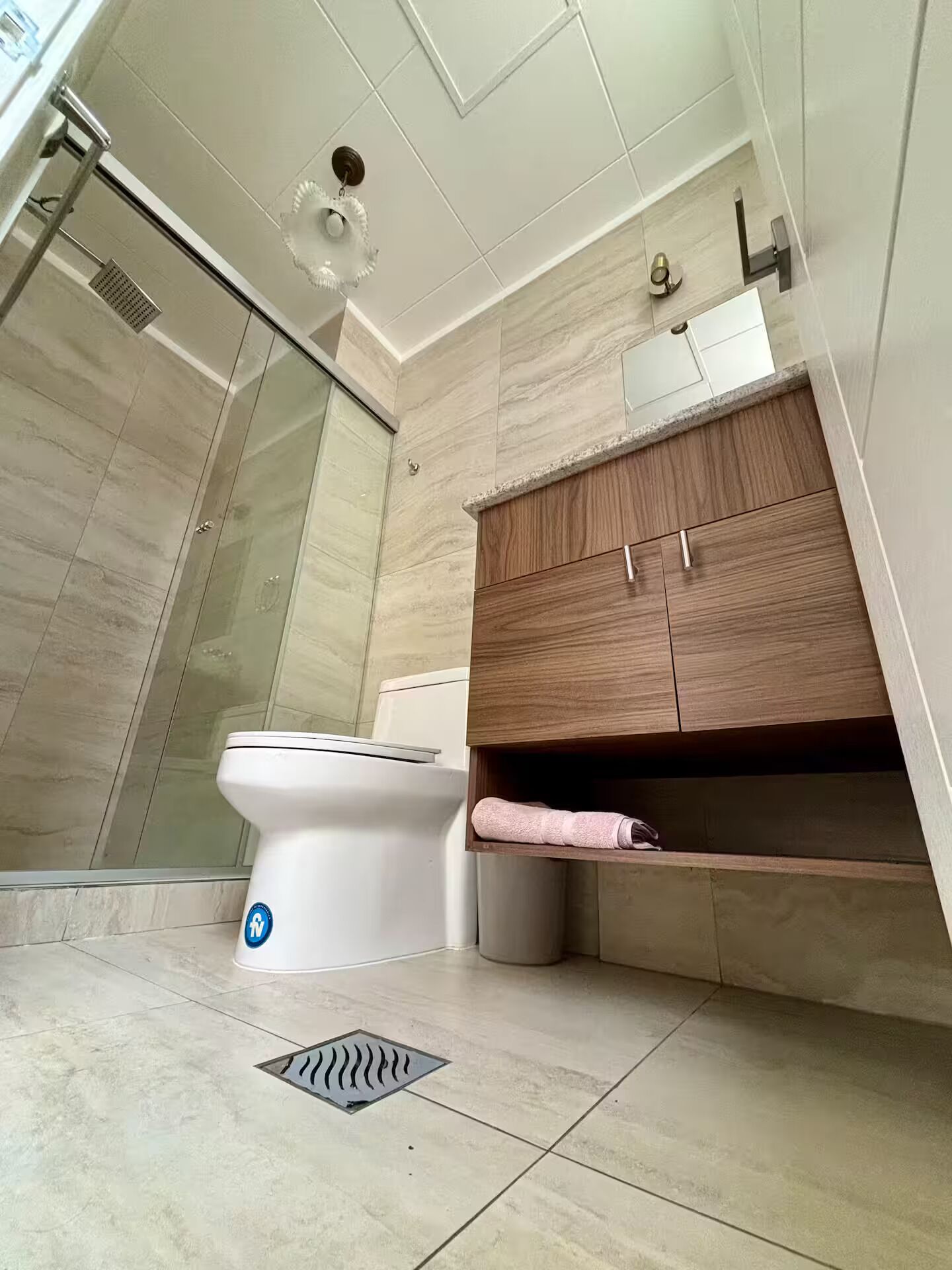 Ein modernes Badezimmer mit Toilette, Dusche und Waschtisch.