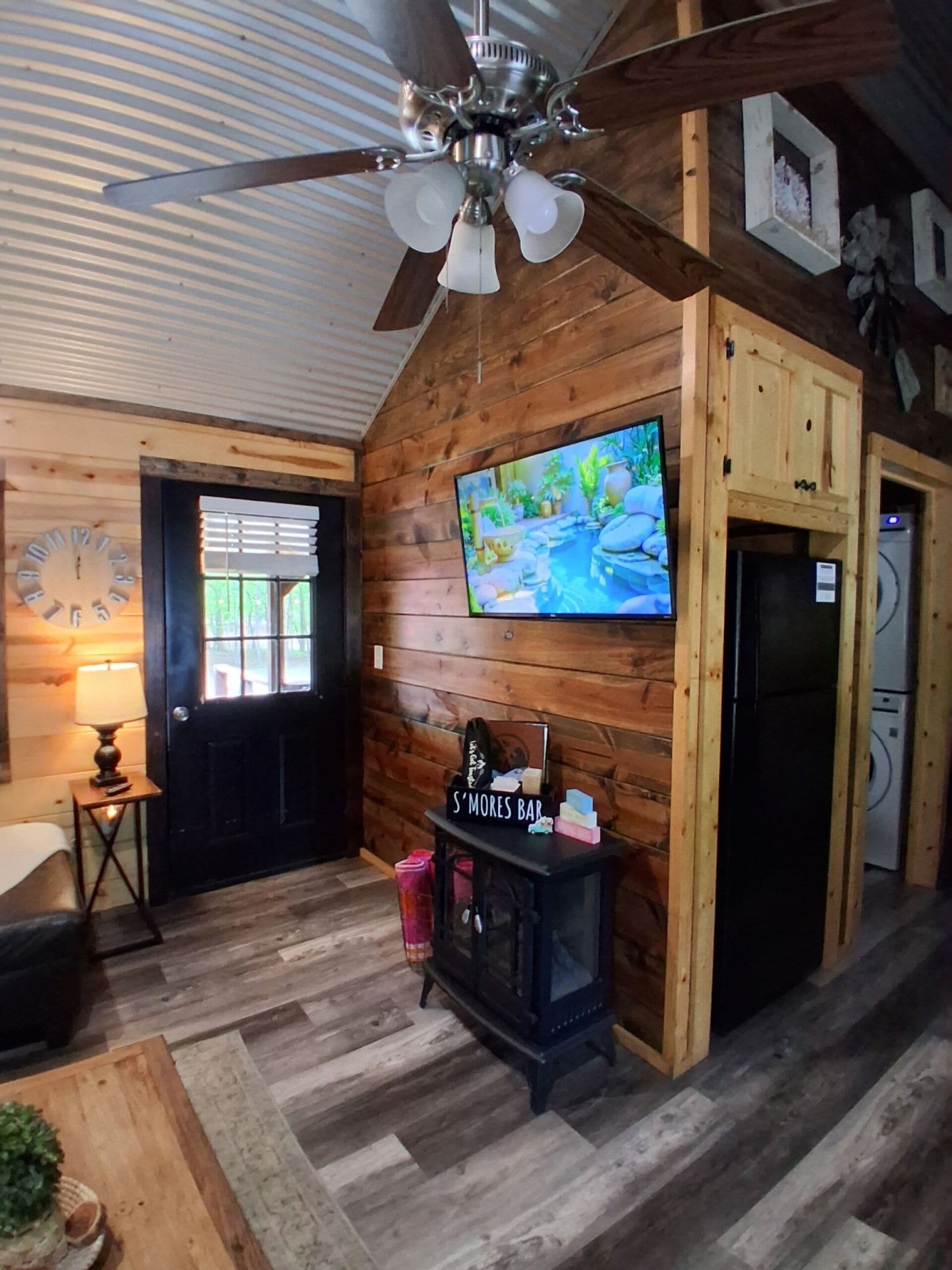 Smart TV, fireplace