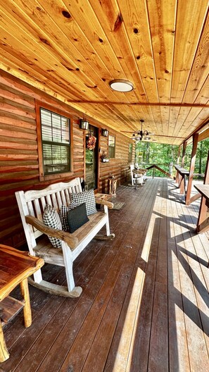 Outdoor dining - Cozy Secluded, King, Best Location,Hot Tub,Firepit (Broken Bow)