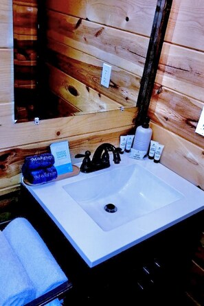 Hair dryer, towels, shampoo, toilet paper - Cozy Secluded, King, Best Location,Hot Tub,Firepit (Broken Bow)