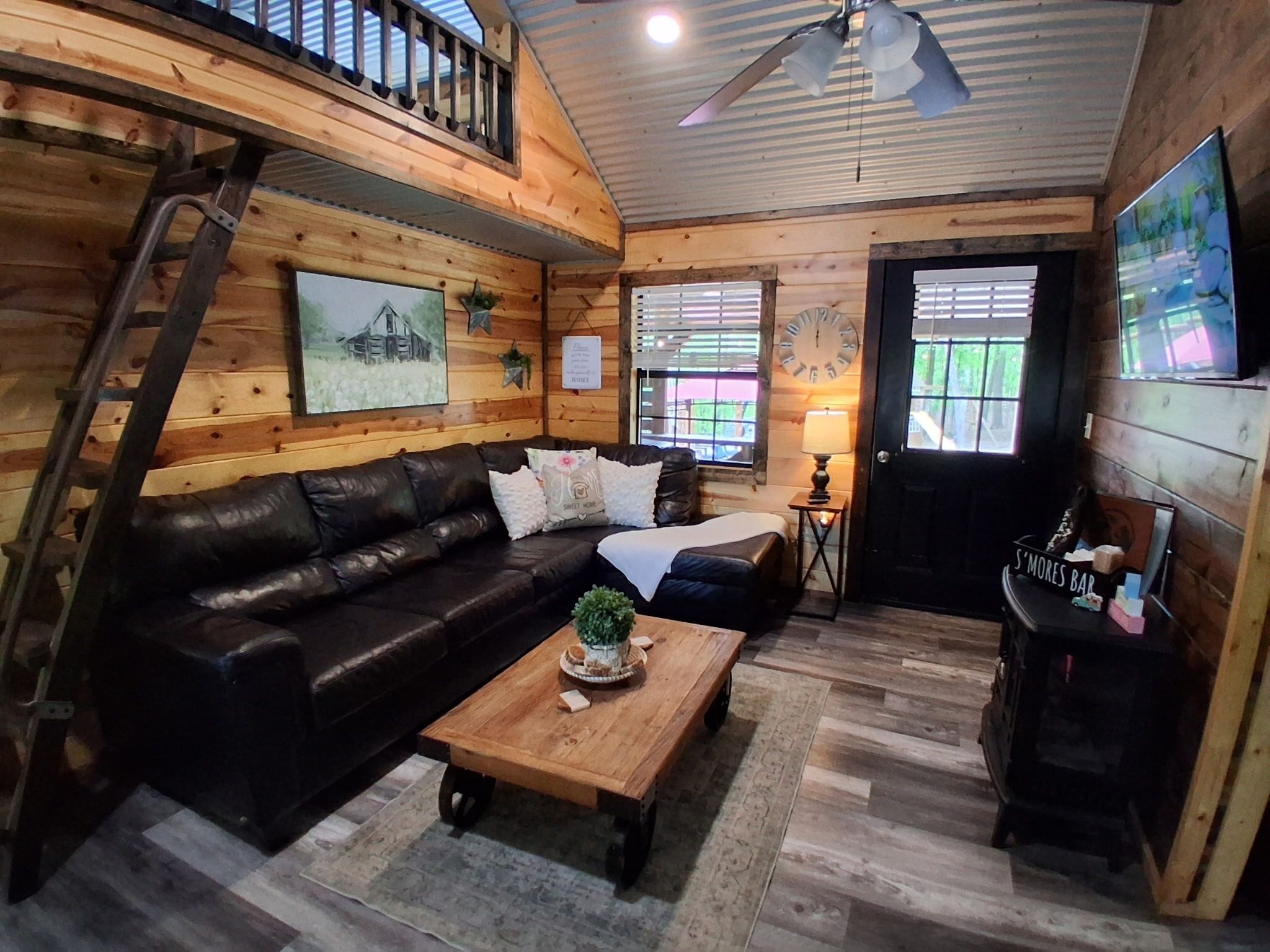 Smart TV, fireplace