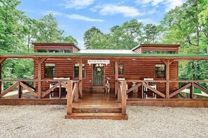 Exterior - Cozy Secluded, King, Best Location,Hot Tub,Firepit (Broken Bow)