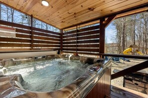 Outdoor spa tub - Cozy Secluded, King, Best Location,Hot Tub,Firepit (Broken Bow)