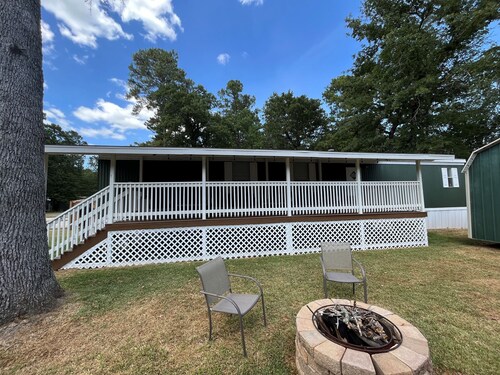 Charming 2-bedroom 2-bath cabin in Point Blank with lake access