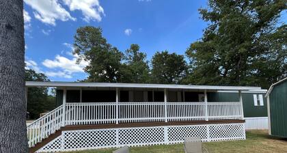 Charming 2-bedroom 2-bath cabin in Point Blank with lake access