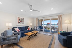 Living area - Sandpiper 111 (New Smyrna Beach)