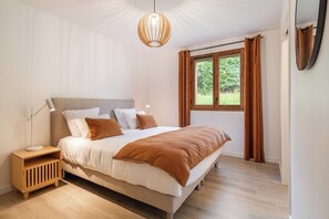 3 bedrooms, iron/ironing board, bed sheets