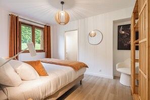 3 bedrooms, iron/ironing board, bed sheets