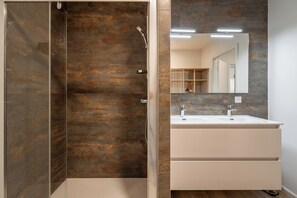 Eco-friendly toiletries, towels