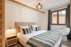 2 bedrooms, iron/ironing board, bed sheets