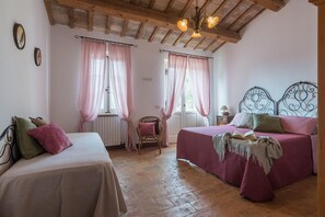 5 slaapkamers, een strijkplank/strijkijzer, gratis wifi, beddengoed