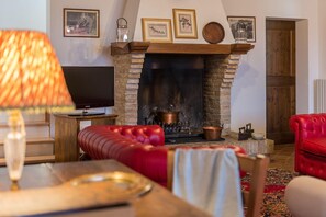 Smart TV, fireplace, ping pong, stereo