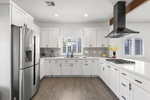 Kjøleskap, mikrobølgeovn, ovn og kokeplater