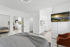 3 habitaciones, escritorio y tabla de planchar con plancha 