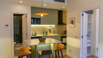 Een koelkast, een magnetron, een oven, een kookplaat