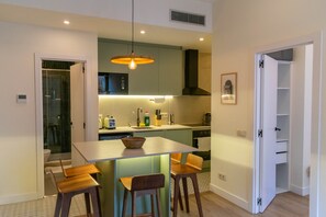 ثلاجة، ميكروويف، فرن، موقد طهي مسطح