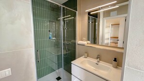 Sèche-cheveux, serviettes fournies, papier toilette