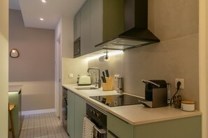 Een koelkast, een magnetron, een oven, een kookplaat