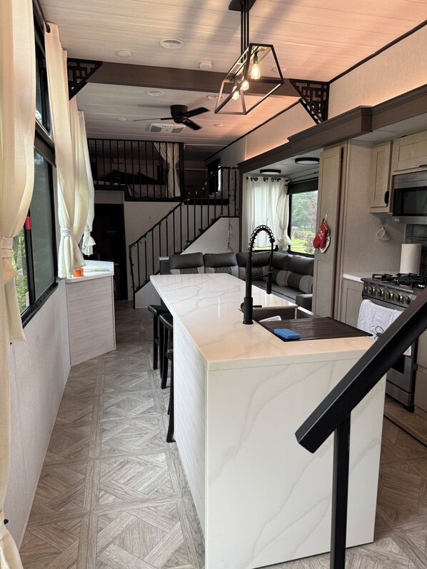 Micro-ondes, four, plaque de cuisson