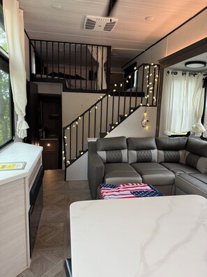 Télévision, cheminée