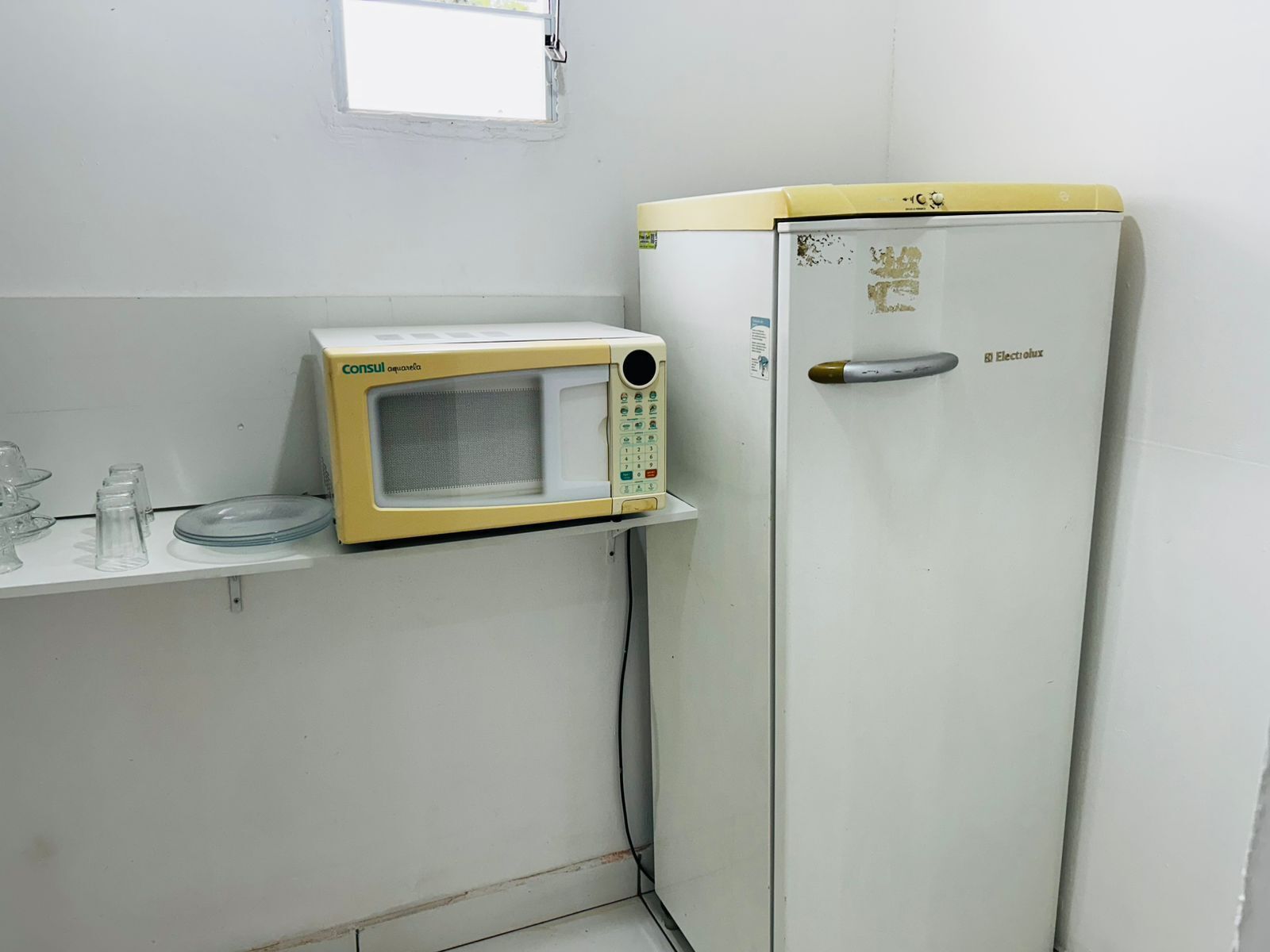 Une petite cuisine équipée d’un four à micro-ondes et d’un réfrigérateur.