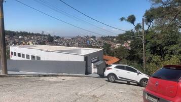 Vista frontal de la propiedad