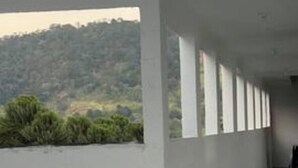 Un pasillo cubierto con vistas a un paisaje montañoso.