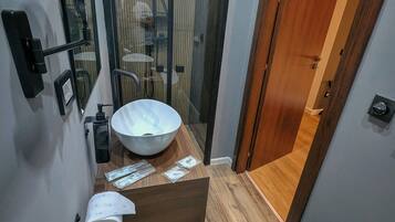 Doccia, asciugacapelli, asciugamani, sapone