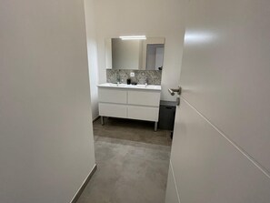 Shower, hair dryer, towels, toilet paper - Sant Amanza, Cosy house, 3 bedrooms, sleeps 7 (Bonifacio)