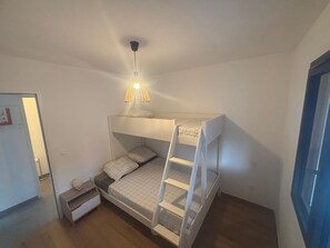 3 bedrooms, WiFi, bed sheets - Sant Amanza, Cosy house, 3 bedrooms, sleeps 7 (Bonifacio)