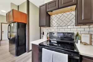 冷蔵庫、電子レンジ、オーブン、コンロ