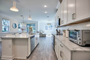 Fridge, microwave, oven, stovetop - King Ensuite w/adjustable bed / New heated pool (Sarasota)