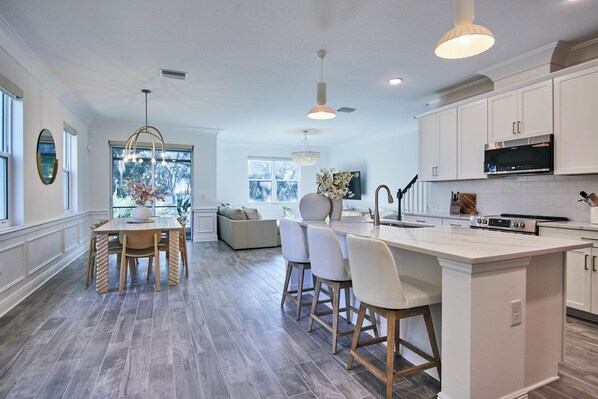 Fridge, microwave, oven, stovetop - King Ensuite w/adjustable bed / New heated pool (Sarasota)