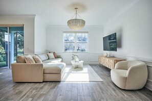 Smart TV, books - King Ensuite w/adjustable bed / New heated pool (Sarasota)