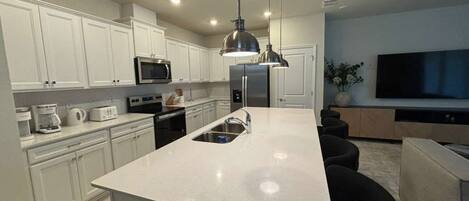 Køleskab, mikrobølgeovn, ovn, kogeplade