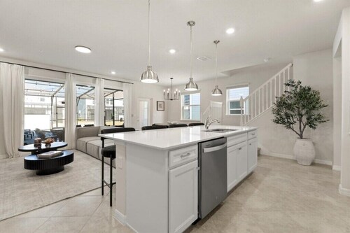 5 BD/ 4.5 BA/ Windsor Cay (16202 CC)