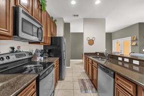 Fridge, microwave, oven, stovetop - 4 Bedrooms / 3 Bathroms / Paradise Palms (8977MP) (Kissimmee)