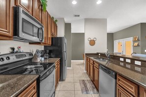 Microwave, dishwasher, high chair - 4 Bedrooms / 3 Bathroms / Paradise Palms (8977MP) (Kissimmee)