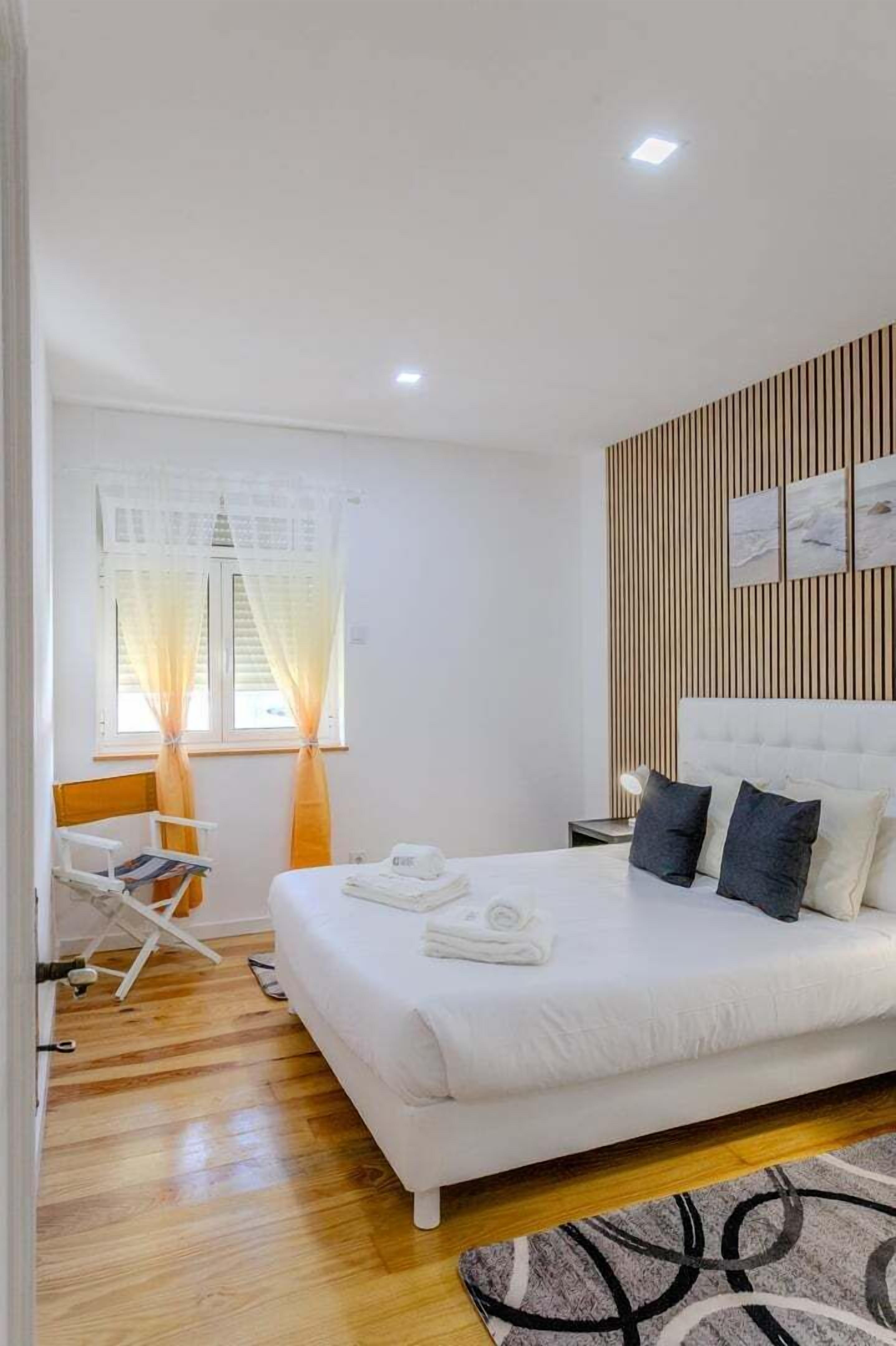 2 bedrooms, iron/ironing board, internet, bed sheets