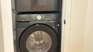 Un appareil combiné lave-linge et sèche-linge, de marque Samsung.