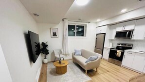Un appartement moderne comprenant un salon, un coin repas et une cuisine.