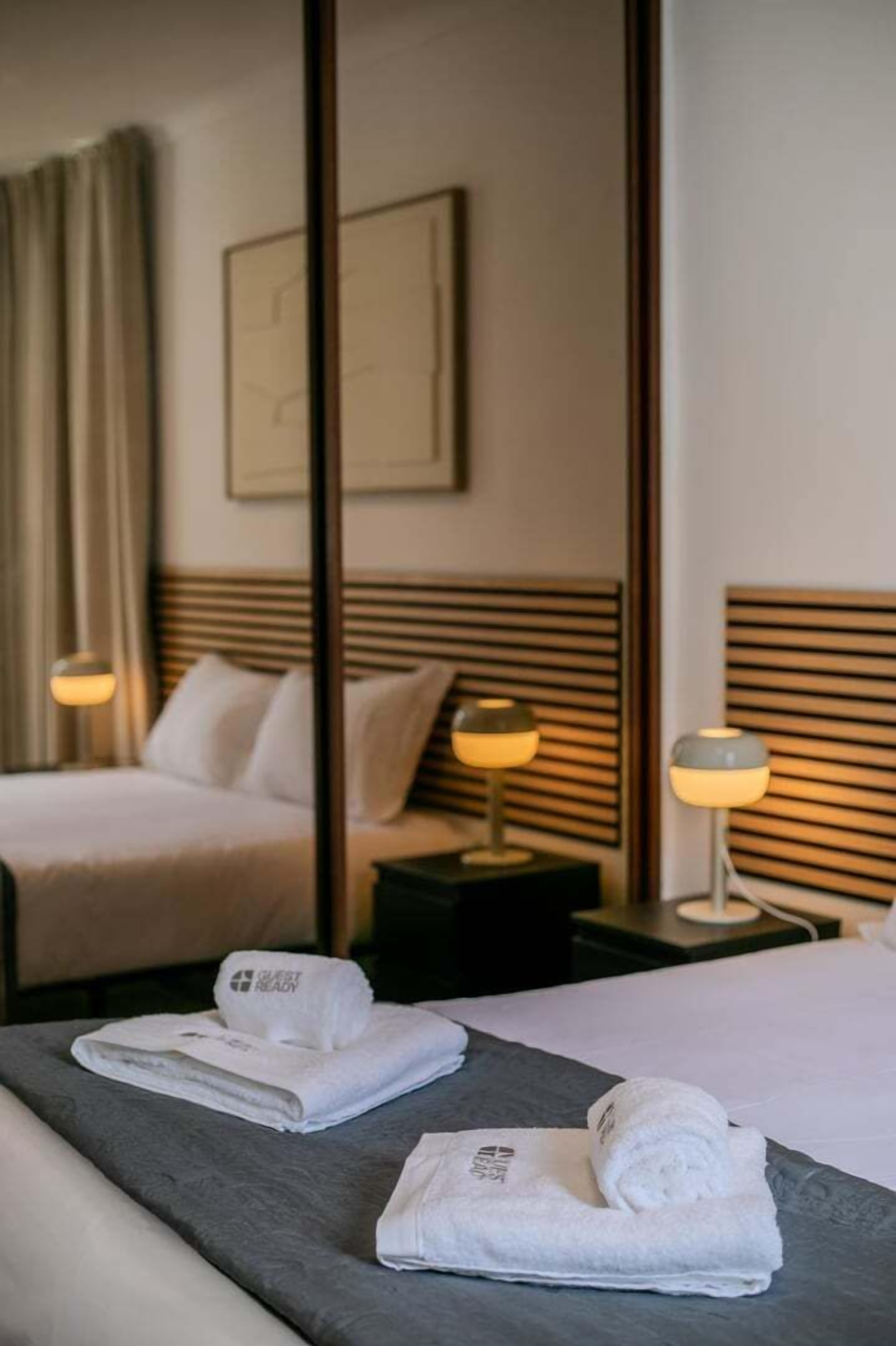 4 soverom, strykejern/-brett, internettilgang og sengetøy