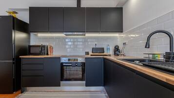 Een koelkast, een magnetron, een oven, een koffiezetapparaat/waterkoker