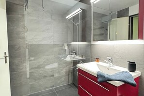 Shower, hair dryer, towels, soap - Sneeze view (Spiez)