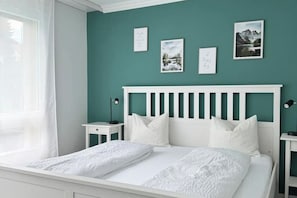 3 chambres, bureau, fer et planche à repasser, lit de bébé portatif