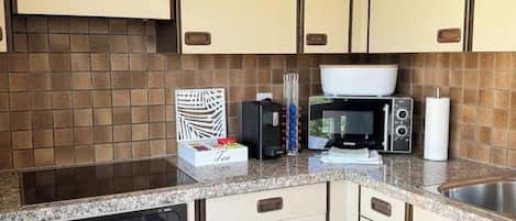 Réfrigérateur, four à micro-ondes, un four, surface de cuisson