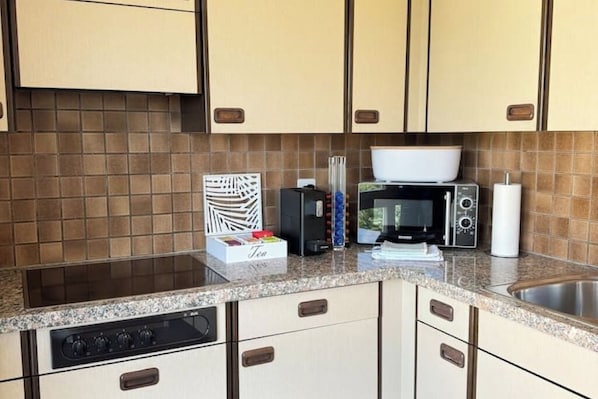 Micro-ondes, four, plaque de cuisson, lave-vaisselle