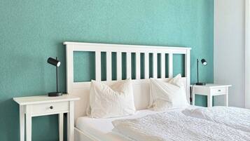 3 bedrooms, desk, iron/ironing board, travel crib